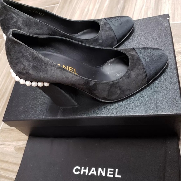 Chanel 18C Black Suede Ivory Pearl CC Cap Toe Classic Pumps - Picture 1 of 6